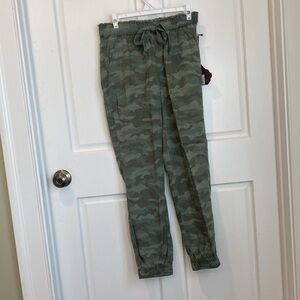 NWT Knox Rose Green Cameo Pants